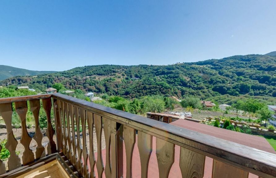 Гоялма тераса на всеки етаж