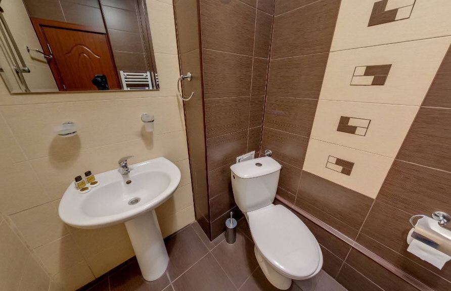 Талетна с душ към тройна стая